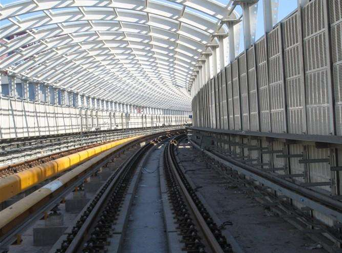 轻轨火车声屏障